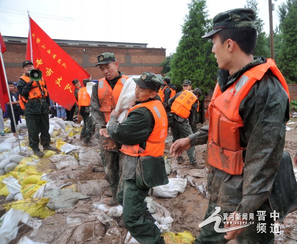 山西太谷突发险情 武警官兵紧急驰援